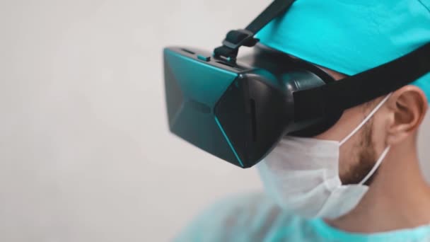 Кадри Молодого Хірурга Масці Працює Віртуальних Окулярах — стокове відео