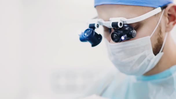 Πλάνα Χειρουργού Διόφθαλμους Μεγεθυντικούς Φακούς Που Χειρουργεί Ασθενή Χειρουργείο — Αρχείο Βίντεο