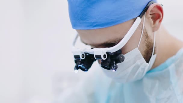 Felvétel Egy Sebészről Aki Távcsöves Nagyító Szemüveget Visel Egy Pácienst — Stock videók