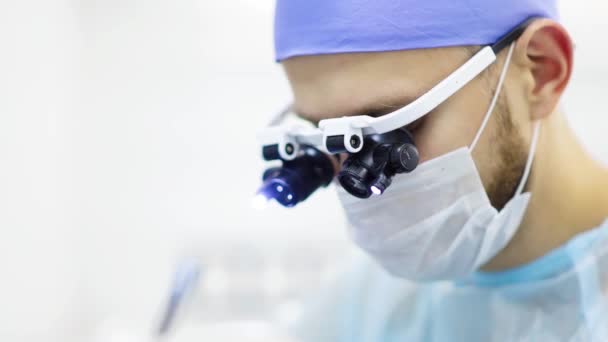 Nagranie Chirurga Lornetkowych Okularach Powiększających Operującego Pacjenta Sali Operacyjnej — Wideo stockowe
