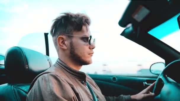Sopir Mobil Ungu Jantan Mengendarai Dengan Kacamata Hitam Steampunk Style — Stok Video