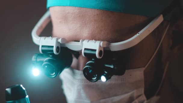Aufnahmen Eines Chirurgen Mit Einer Fernglaslupe Der Einen Patienten Einem — Stockvideo