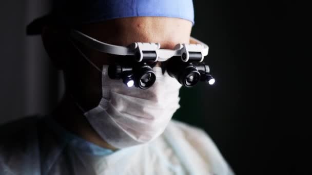 Aufnahmen Eines Chirurgen Mit Einer Fernglaslupe Der Einen Patienten Einem — Stockvideo