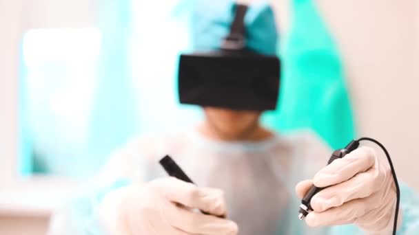 Aufnahmen Eines Männlichen Chirurgen Mit Einem Virtual Reality Headset Einem — Stockvideo