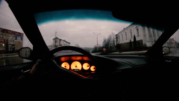 Sürücü Koltuğundaki Arabanın Camından Çekilen Görüntüler Akşam Yola Çıkıyor — Stok video
