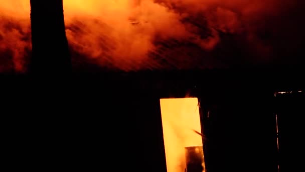 Branden Träbyggnad Går Brandmannen Sönder Dörren Räddningstjänstarbete — Stockvideo
