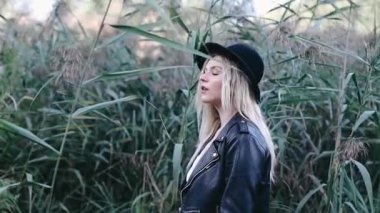 Kameraya poz veren genç ve güzel bir kadının görüntüleri.