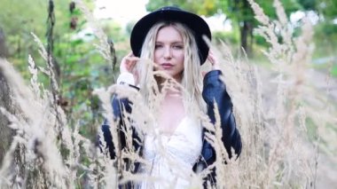 Kameraya poz veren genç ve güzel bir kadının görüntüleri.