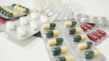 İlaçlar, haplar ve antibiyotikler su topladı. Tıbbi tedavi ve sağlık sigortası kavramı.