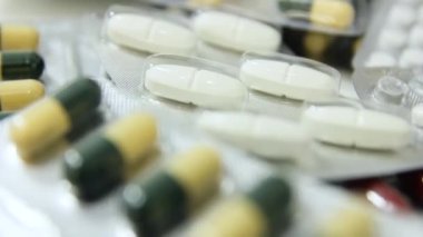 İlaçlar, haplar ve antibiyotikler su topladı. Tıbbi tedavi ve sağlık sigortası kavramı.
