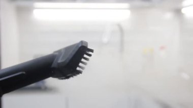 Buhar süpürgesinden çıkan buhar görüntüsü, ev konsepti.