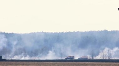 Tarladaki yangının görüntüleri ve yangın kapağı geniş bir alanda.