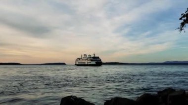 Gün batımında yüzen yolcu gemisinin görüntüleri.