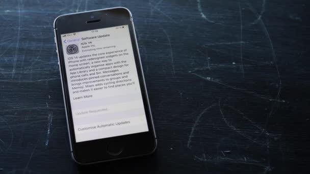 Apple智能手机下载应用程序的视频 — 图库视频影像
