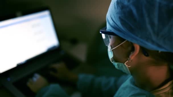 Cirurgião Examina Informações Sobre Paciente Monitor Uma Sala Cirurgia Consultório — Vídeo de Stock