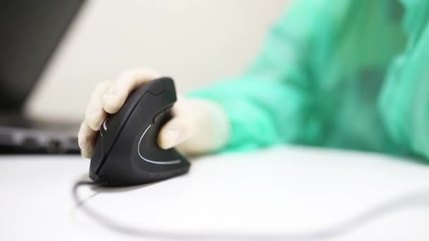 Χέρι Ιατρικού Επιστήμονα Ιατρικό Γάντι Χρησιμοποιώντας Κάθετο Εργονομικό Χειριστήριο Ποντικιού — Αρχείο Βίντεο