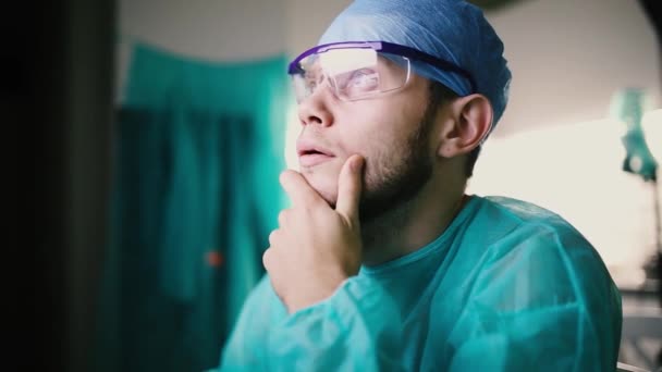Cirujano Examina Las Imágenes Fluorografía Monitor Quirófano Consultorio Médico — Vídeos de Stock