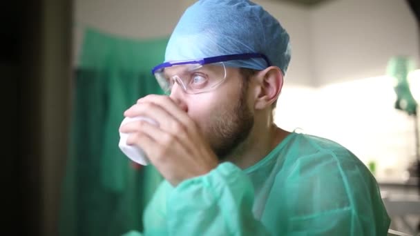 Кадри Молодого Лікаря Робить Перерву Після Операції — стокове відео