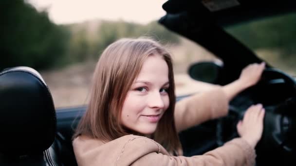 Giovane Donna Cabriolet Autista Auto Tramonto Cavalcando Viaggio Guida Ragazza — Video Stock