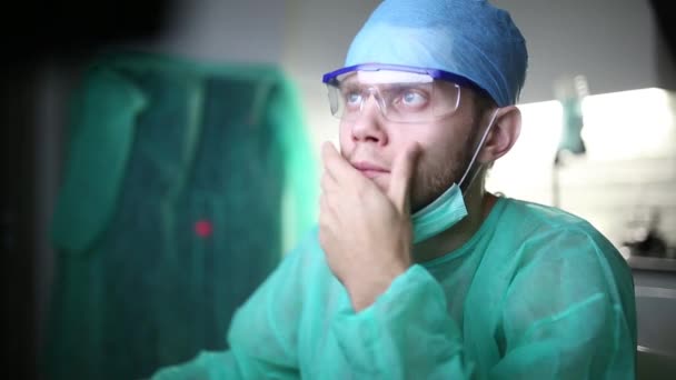 外科医生在医务室手术室的监视器上检查荧光影像 — 图库视频影像