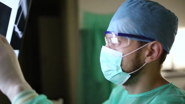 Surgeon Examines Fluorography Images Monitor Operating Room Medical Office — Stock Video