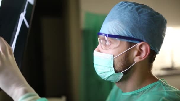Der Chirurg Untersucht Fluorographie Bilder Auf Einem Monitor Operationssaal Einer — Stockvideo
