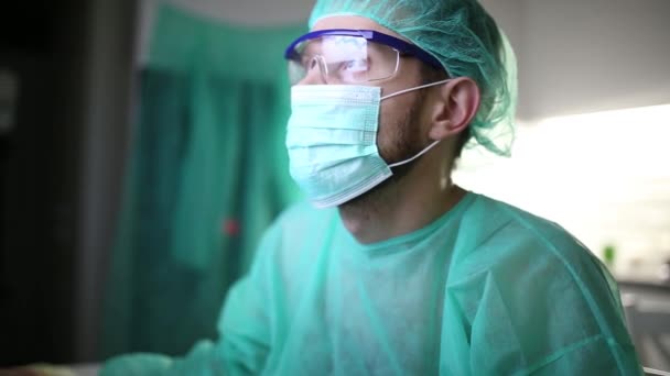 Χειρουργός Εξετάζει Εικόνες Φθοριογραφίας Οθόνη Χειρουργείο Ιατρείου — Αρχείο Βίντεο