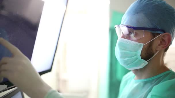 Chirurg Prohlíží Fluorografické Snímky Monitoru Operačním Sále Lékařské Ordinace — Stock video
