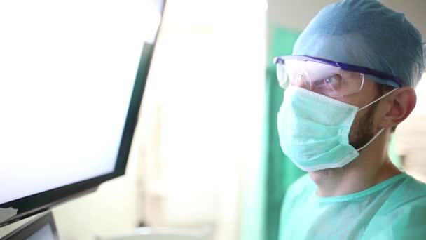 Χειρουργός Εξετάζει Εικόνες Φθοριογραφίας Οθόνη Χειρουργείο Ιατρείου — Αρχείο Βίντεο