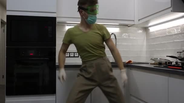 Άντρας Που Χαζολογάει Στην Κουζίνα Χορεύει Ενώ Ετοιμάζει Πρωινό Κατά — Αρχείο Βίντεο
