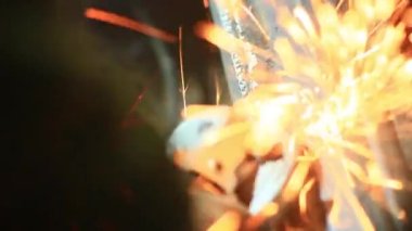 Elektrikli testere adam araba metalini, vücut modunu kesti