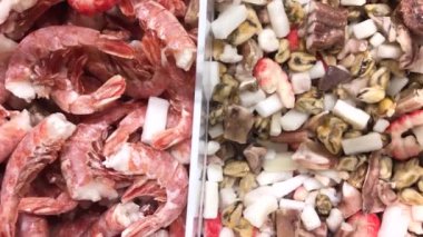 Donmuş deniz ürünlerinin süpermarketteki görüntüleri.