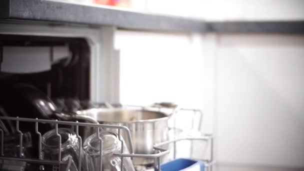 Запись Посуды Сложенной Посудомоечную Машину Кухне — стоковое видео