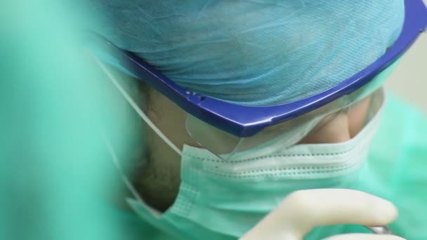 Άντρας Χειρουργός Γιατρός Γυαλιά Που Χειρουργεί Ασθενή Στο Χειρουργείο — Αρχείο Βίντεο