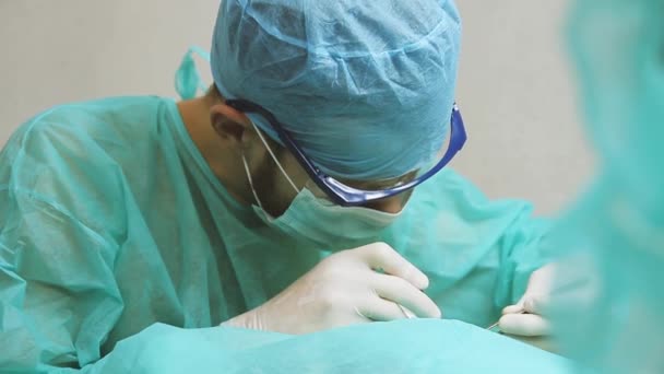 Chirurgenarzt Mit Brille Operiert Einen Patienten Operationssaal — Stockvideo
