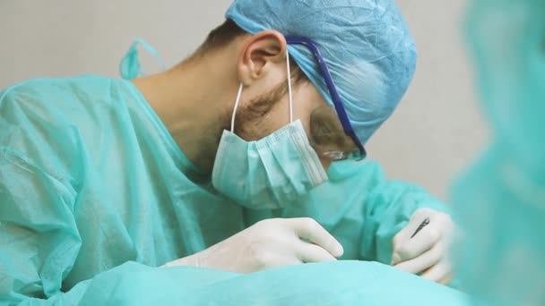 Chirurgenarzt Mit Brille Operiert Einen Patienten Operationssaal — Stockvideo