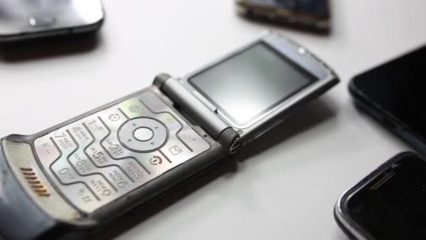 白俄罗斯明斯克 2019年11月22日 桌上电话 摩托罗拉Razr 2004年最薄的旗舰电话 — 图库视频影像
