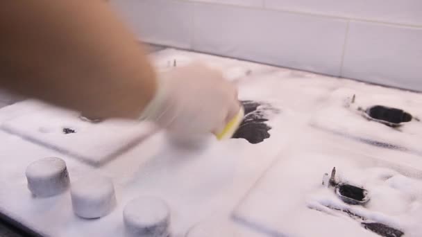 台所の現代的なガラスセラミックストーブを泡で洗浄剤で洗浄する — ストック動画