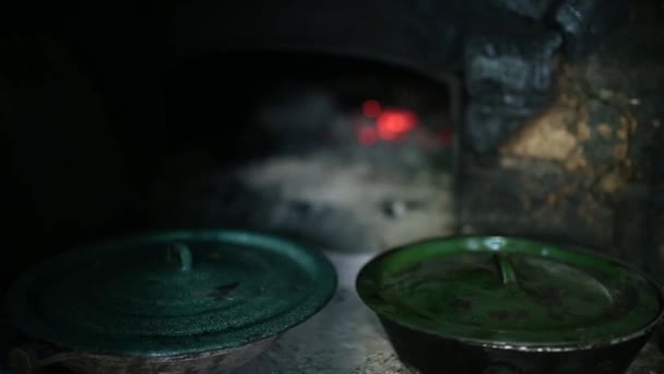 オーブンで調理するためにオムレツを準備する男の映像 オーブンで野菜や卵と2つの鍋を表示します — ストック動画