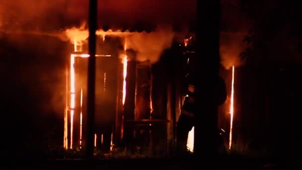 Het Vuur Van Een Houten Gebouw Breekt Een Brandweerman Deur — Stockvideo