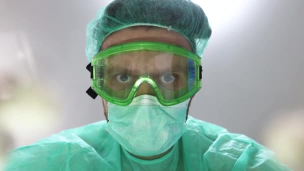 Крупним Планом Очі Лікаря Хірурга Захисній Масці Медичних Окулярах Під — стокове відео