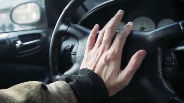 Aufnahmen Einer Männlichen Hand Die Auf Das Lenkrad Eines Autos — Stockvideo