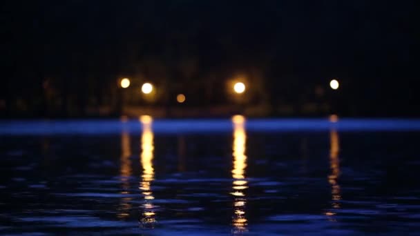 城市里泛泛而起的水的光与夜晚明亮的光的反光的反光 — 图库视频影像