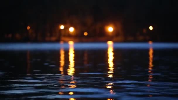 Refleksje Nad Światłem Falującej Wodzie Ciemna Woda Rzeczna Odbiciami Jasnego — Wideo stockowe