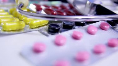 İlaçlar, haplar ve antibiyotikler su topladı. Tıbbi tedavi ve sağlık sigortası kavramı.