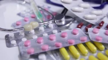 İlaçlar, haplar ve antibiyotikler su topladı. Tıbbi tedavi ve sağlık sigortası kavramı.