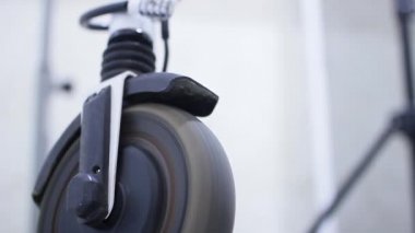 elektrikli scooter 'ın dönen çarkı, titreşim testleri