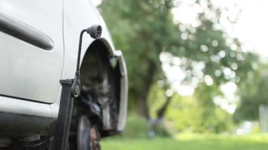 Araba fren diski, doğada bir tekerleği değiştirmek.