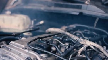 Otomobil servisi, çalışan araba jeneratörünün görüntüleri., 