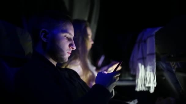 Filmagens Casal Usando Smartphones Enquanto Viaja Ônibus Noite — Vídeo de Stock